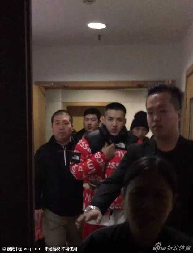 篮球凡·少年心:二零一六沪上球场侧记 吴亦凡身着黑色运动装在场边慢跑热身,神情专注而放松,仿佛回到少年时代