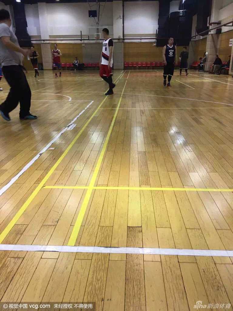 比赛结束后吴亦凡露出轻松惬意的笑容，怀抱篮球尽兴而归