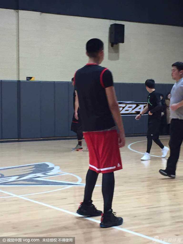 篮球凡·少年心:二零一六沪上球场侧记 吴亦凡在场上积极跑动卡位,举手要球,全身心投入到激烈的对抗中