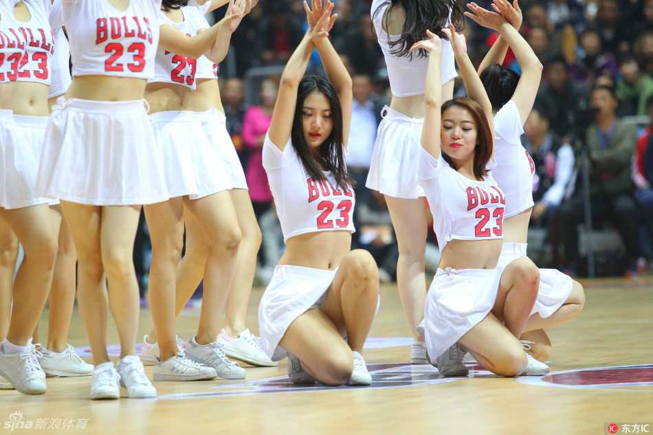 篮球场上的精灵:致敬CBA赛场最美的啦啦宝贝 一个极具张力的瞬间,宝贝们伸展双臂,动作大开大合。即使是静态的图片,也能让人感受到现场音乐那强有力的鼓点,以及她们身上散发的无限活力。