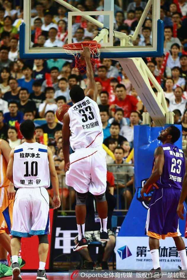 篮球场上的进攻艺术:从飞身暴扣到篮下终结 持球队员利用节奏变化,一个加速强突两名防守球员,直杀篮下。