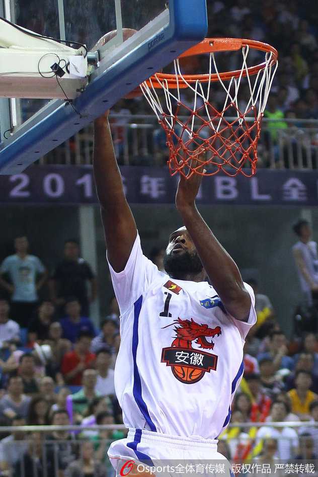 篮球场上的进攻艺术:从飞身暴扣到篮下终结 球员在三分线外张手命中,皮球在空中划出一道完美的弧线,应声入网。
