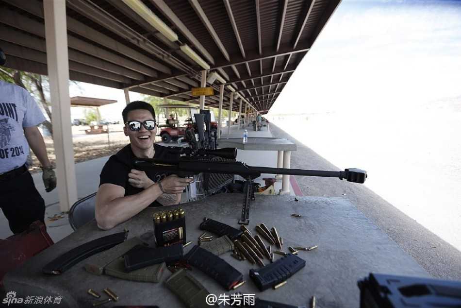 篮球场下的“神射手”:朱芳雨美国靶场初体验 朱芳雨一身酷黑装扮,双手稳稳托举着友人那支极具威慑力的巴雷特狙击步枪,墨镜遮面,神情专注地望向远方,仿佛在寻找他的下一个“投篮点”。