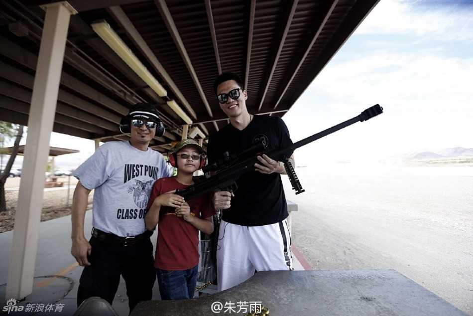 篮球场下的“神射手”:朱芳雨美国靶场初体验 朱芳雨将枪托稳稳抵在肩窝,右手扣住扳机,头部微微侧倾,用标准的瞄准姿势透过瞄准镜锁定目标,脸上洋溢着一丝略带兴奋的专注。