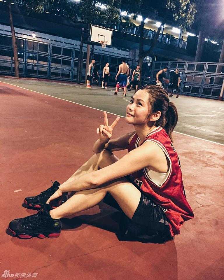 篮球女神钟情流川枫,神似陈妍希演绎运动之美 女孩身着专业篮球装备,眼神坚定,流川枫式的专注与帅气