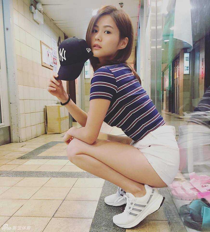 篮球女神钟情流川枫,神似陈妍希演绎运动之美 怀抱卖萌的比熊犬,她眼神温柔,健康美丽中透着无限爱心