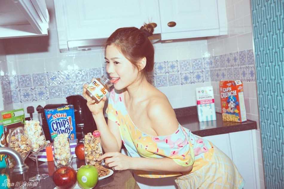 篮球女神钟情流川枫,神似陈妍希演绎运动之美 球场上她舒展身姿,长腿跃起,动作流畅如流川枫附体