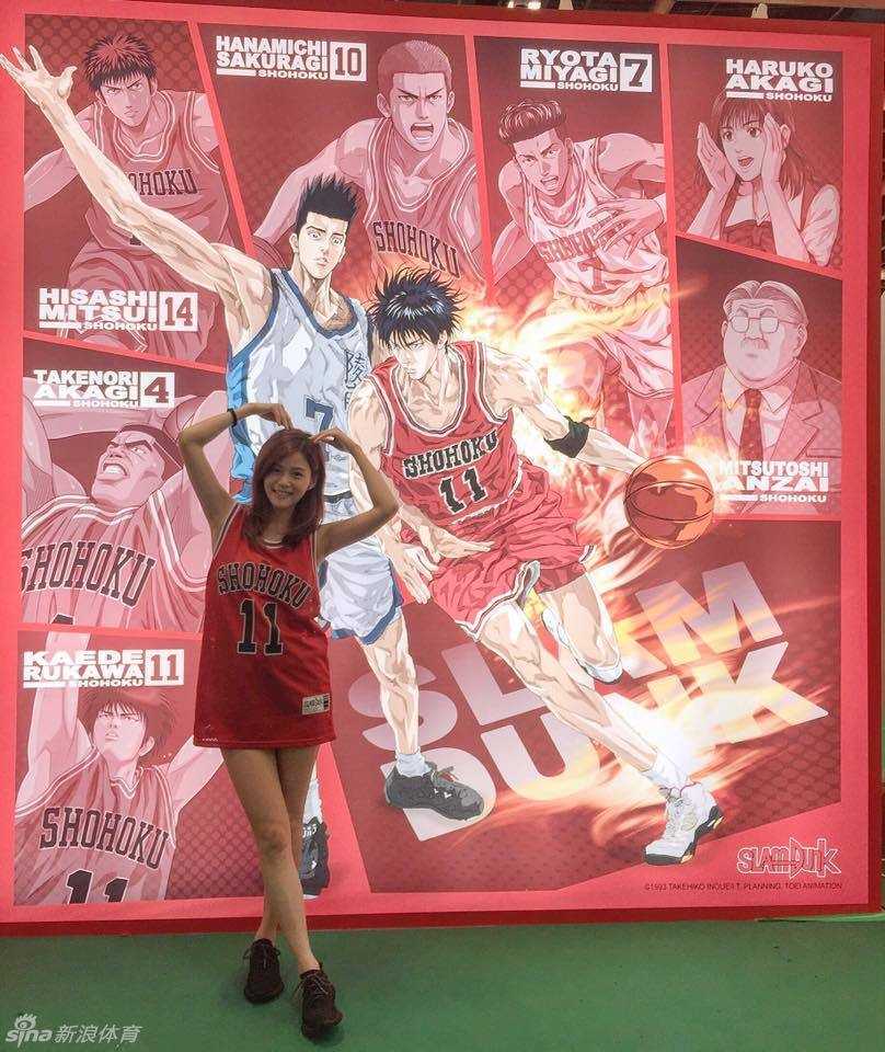 篮球女神钟情流川枫,神似陈妍希演绎运动之美 和朋友们欢聚球场,笑容灿烂,神似陈妍希的她展现真挚友谊