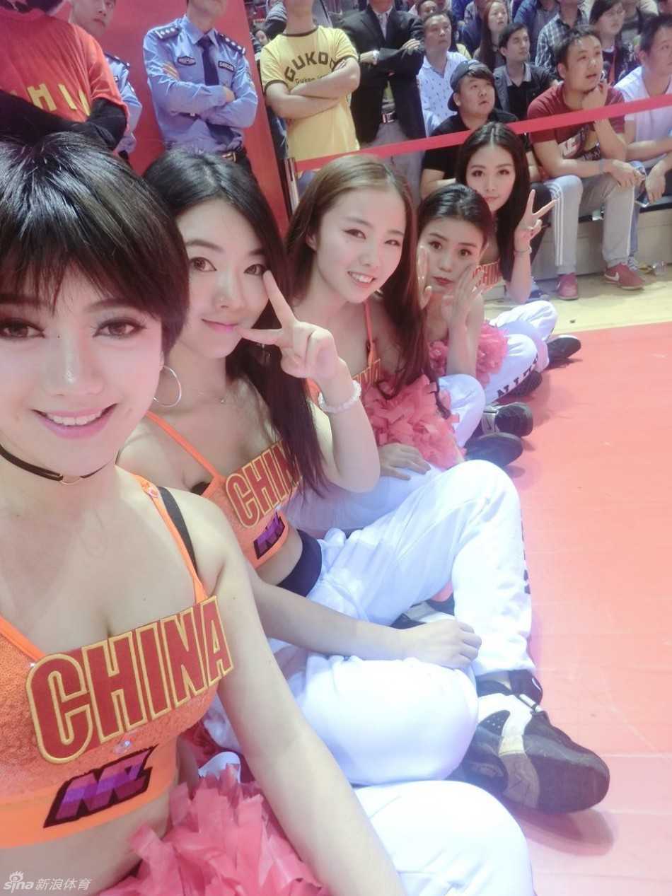 动感时刻，篮球宝贝们扎着利落的马尾，在赛场上跃动，修长的身线与背后的巨幅篮球海报构成一幅力与美的画卷