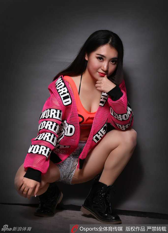 篮球宝贝性感写真倾情助阵,CBA全明星周末娱乐大幕即将引爆 宝贝背对镜头回眸一笑,紧身衣背部线条一览无余,性感中不失优雅,仿佛在邀请观众一同期待即将到来的精彩对决。