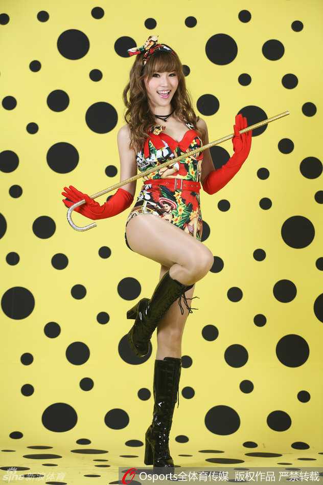 篮球宝贝梦佳闪耀赛场 婀娜身姿舞动广东宏远季后赛激情 表演结束后,梦佳身披毛巾在场边休息,额头虽挂着汗珠,但脸颊依旧洋溢着甜美的微笑,仿佛在回味刚才舞台上的闪耀时刻。