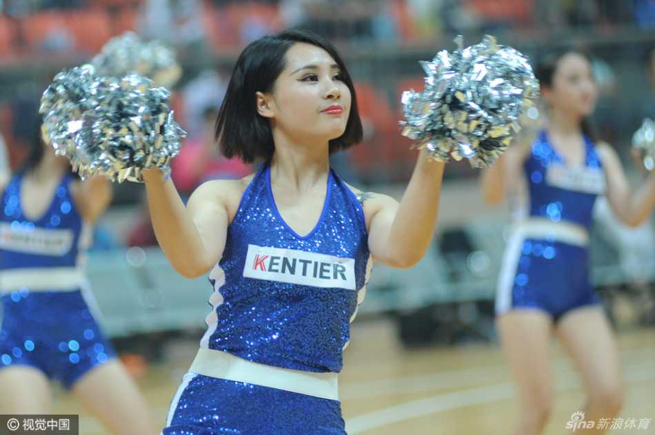 汗水随着发丝飞扬，宝贝们专注而投入的表情，展现了力与美完美结合的独特魅力。