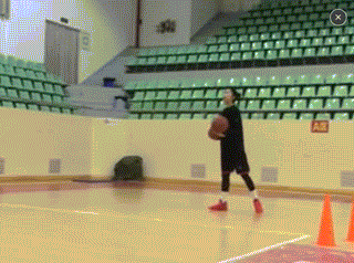 聚光灯下，自信出手，篮球划过指尖应声入网，点燃全场激情