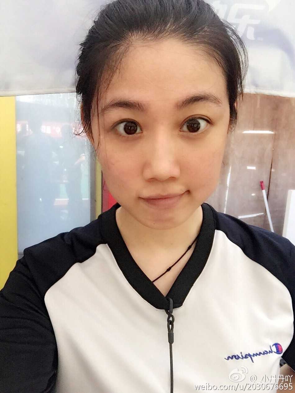 篮球赛场上的铿锵玫瑰:高颜值女裁判的熱愛與坚守 一位身材高挑的篮球女裁判,哨子挂在胸前,眼神专注地盯着赛场,修长的双腿展现出常年锻炼的健美线条。