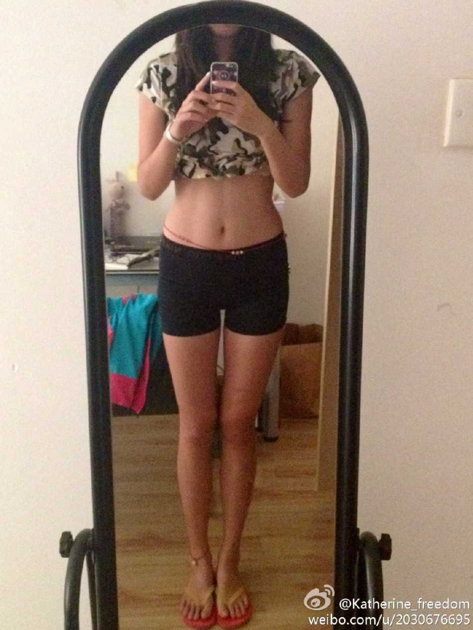 篮球赛场上的铿锵玫瑰:高颜值女裁判的熱愛與坚守 球场上,女裁判正全神贯注地进行判罚,她的动作标准有力,与场上球员的良好沟通展现了她专业的赛场执法能力。