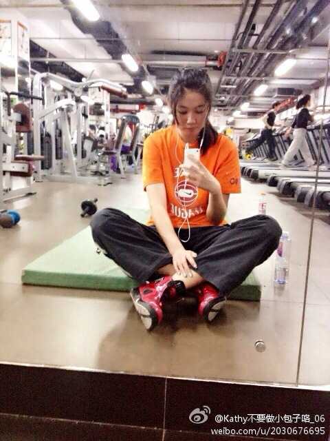 篮球赛场上的铿锵玫瑰:高颜值女裁判的熱愛與坚守 女裁判与好友在球场边的合影,她们笑容灿烂,手中拿着篮球,身后的灯光映照出她们对这项运动的共同热爱。