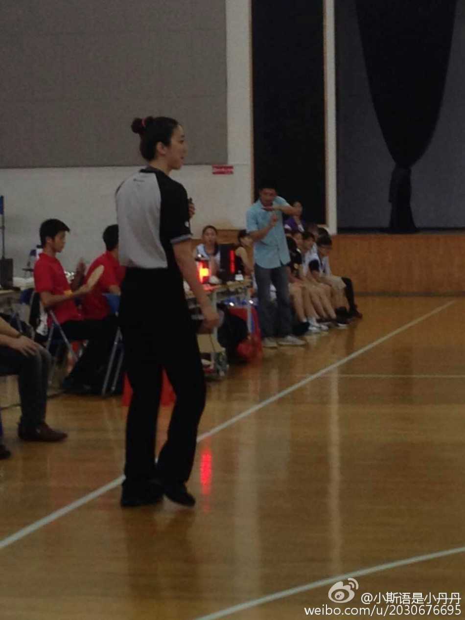 篮球赛场上的铿锵玫瑰:高颜值女裁判的熱愛與坚守 裁判员在场下的可爱自拍,眼神清澈,笑容甜美,展现了赛场之外作为普通女孩的邻家气息。