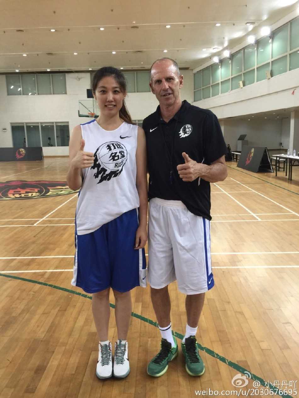 篮球赛场上的铿锵玫瑰:高颜值女裁判的熱愛與坚守 一双经典的科比系列篮球鞋特写,鞋身线条流畅,是球场上不可或缺的装备,承载着女孩们的篮球梦想。