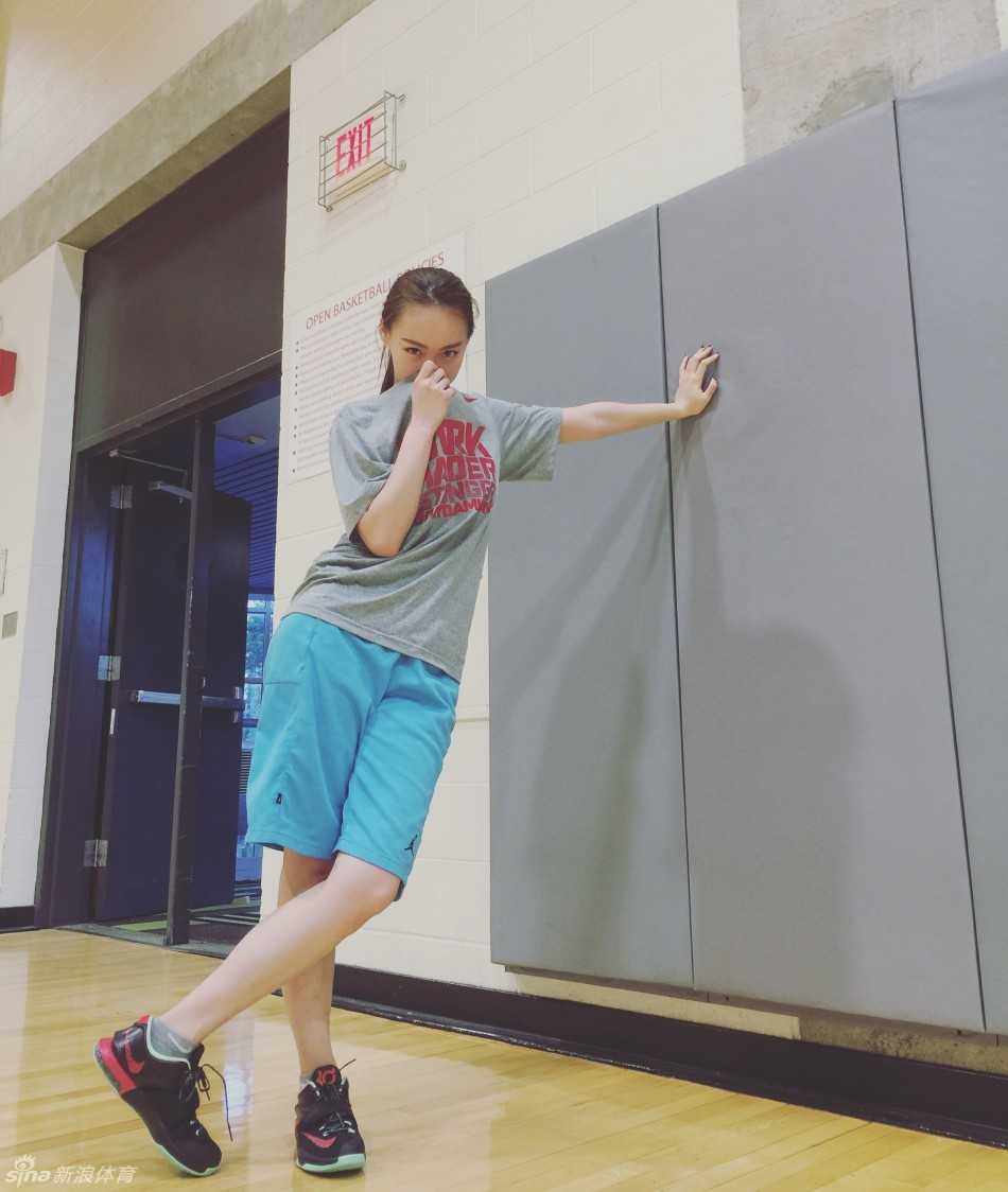 篮球,是留学生活里最亮的底色 眼神专注而坚定,汗水顺着脸颊滑落,这位留学生正在酝酿一次势不可挡的突破。