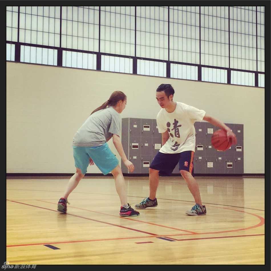 篮球,是留学生活里最亮的底色 高高跃起,完成一次流畅的上篮。这一刻,所有的课业压力和思乡情绪都随着篮球入网而烟消云散。