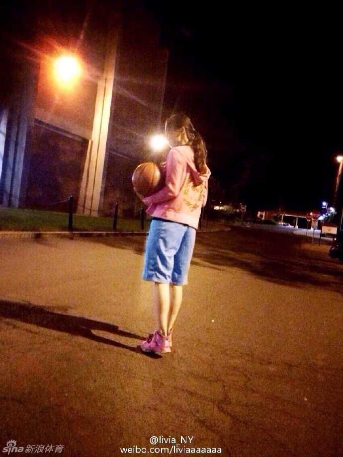 篮球,是留学生活里最亮的底色 篮下,一记抛投划过空中,这是无数次练习后换来的从容手感,也是得分后的喜悦瞬间。