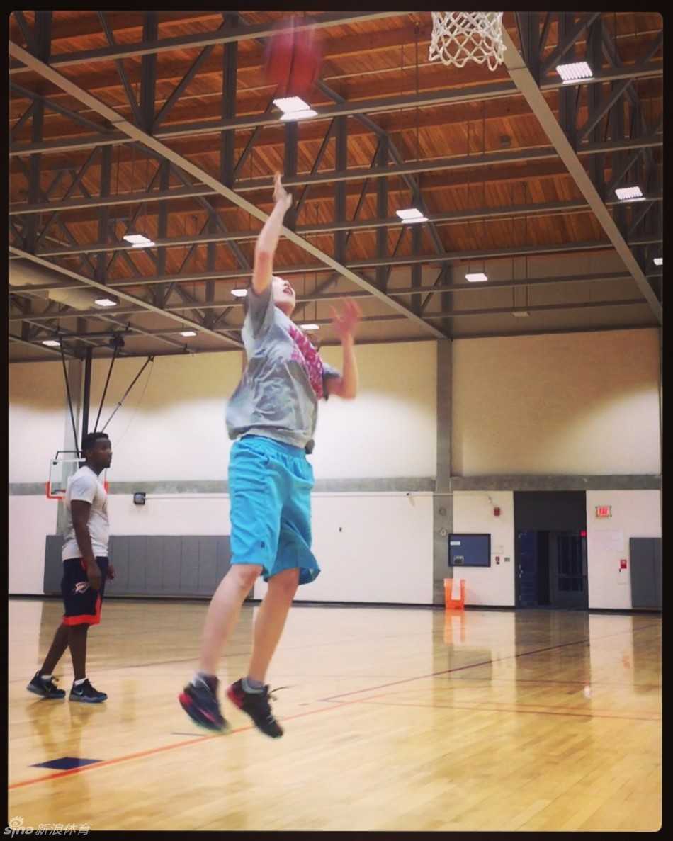篮球,是留学生活里最亮的底色 训练结束后,与来自世界各地的球友们聚在一起合影,虽然对着镜头略显羞涩,但并肩作战的情谊早已刻在心里。