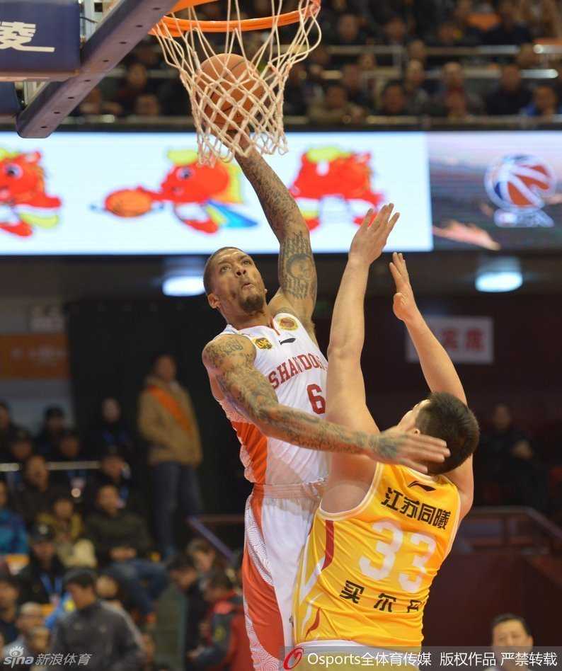 篮筐上的暴力美学:回首CBA那些令人血脉贲张的瞬间 比斯利在万众瞩目下高高跃起,以雷霆万钧之势完成单手劈扣,对手只能望球兴叹。