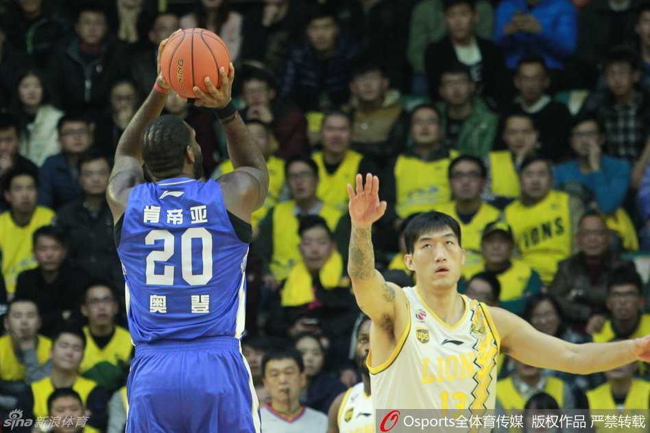 篮筐上的暴力美学:回首CBA那些令人血脉贲张的瞬间 许钟豪在奥登面前毫无惧色,用一记势大力沉的双手暴扣强势回应了对手的防守。