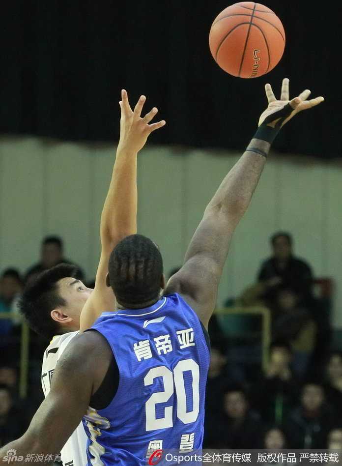 篮筐上的暴力美学:回首CBA那些令人血脉贲张的瞬间 奥登犹如内线巨塔,高高跃起送出无情封盖,彻底粉碎了八一队的进攻企图。