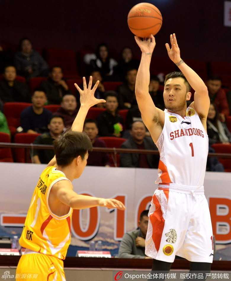 篮筐上的暴力美学:回首CBA那些令人血脉贲张的瞬间 霍尔曼在罚球线内一步滑翔而起,单手将球劈入篮筐,动作舒展霸气十足。