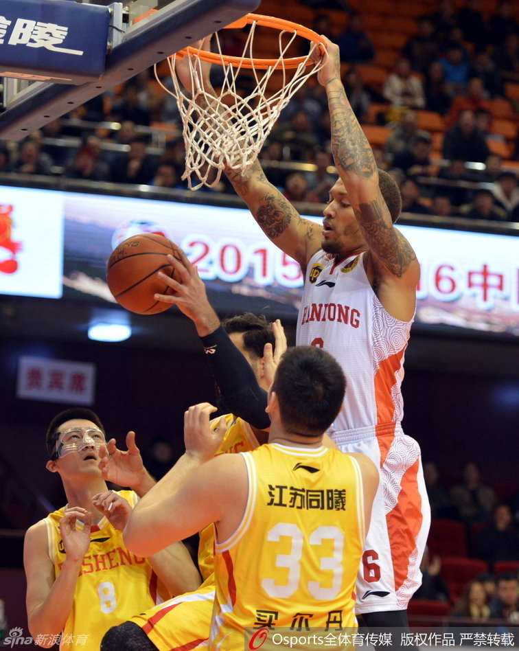 篮筐上的暴力美学:回首CBA那些令人血脉贲张的瞬间 睢冉果断中投出手,篮球划过一道完美的弧线,直奔篮筐而去。