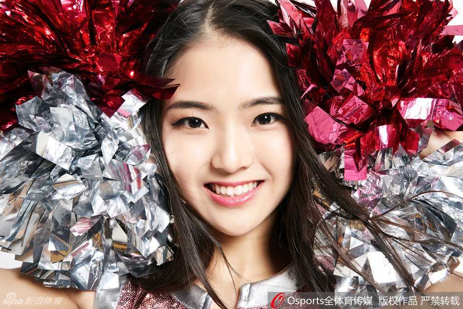 元气宝贝眨眼放电，迷人眼神搭配粉嫩装扮俏皮感十足