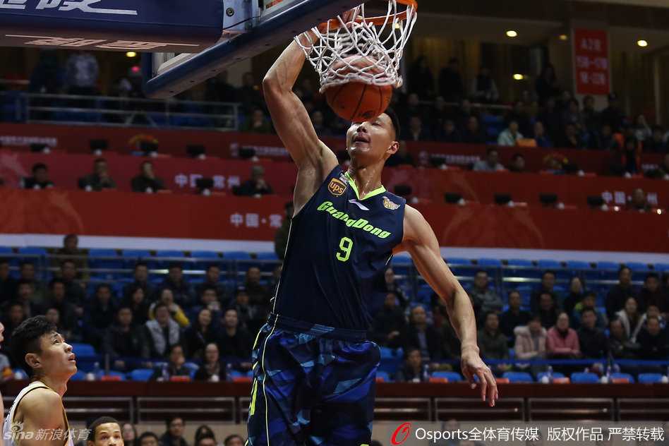 宏远当家球星易建联腾空而起，以一记势大力沉的单臂劈扣撕开四川队防线，引爆全场激情。