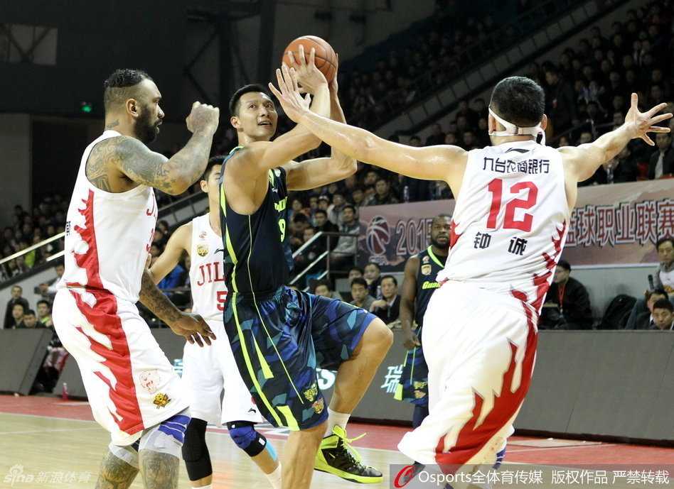 朱芳雨外线架起炮台，出手姿势标准如一，三分球应声入网