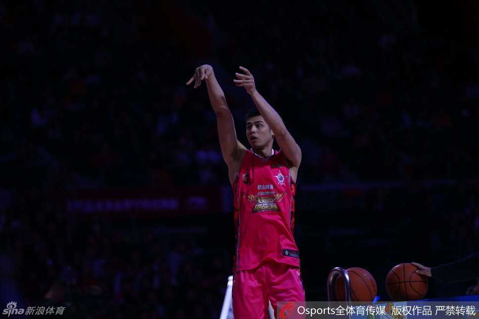 卫冕冠军方硕在三分线外略显挣扎，他目光紧盯着飞向篮筐的篮球，但今晚的弧顶仿佛成了他的梦魇，连续的打铁声让他夺冠的希望逐渐渺茫。