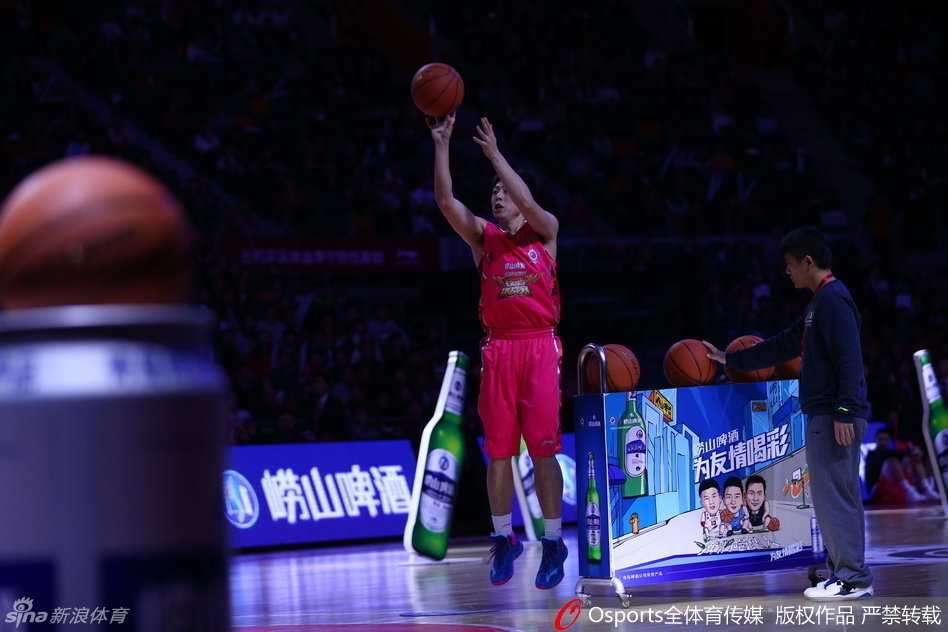 面对三分球的考验，周湛东手起刀落，篮球应声入网。尽管前两次出手未能命中，但他关键时刻毫不手软，用这记价值连城的弧顶三分，为胜利铺平了道路。