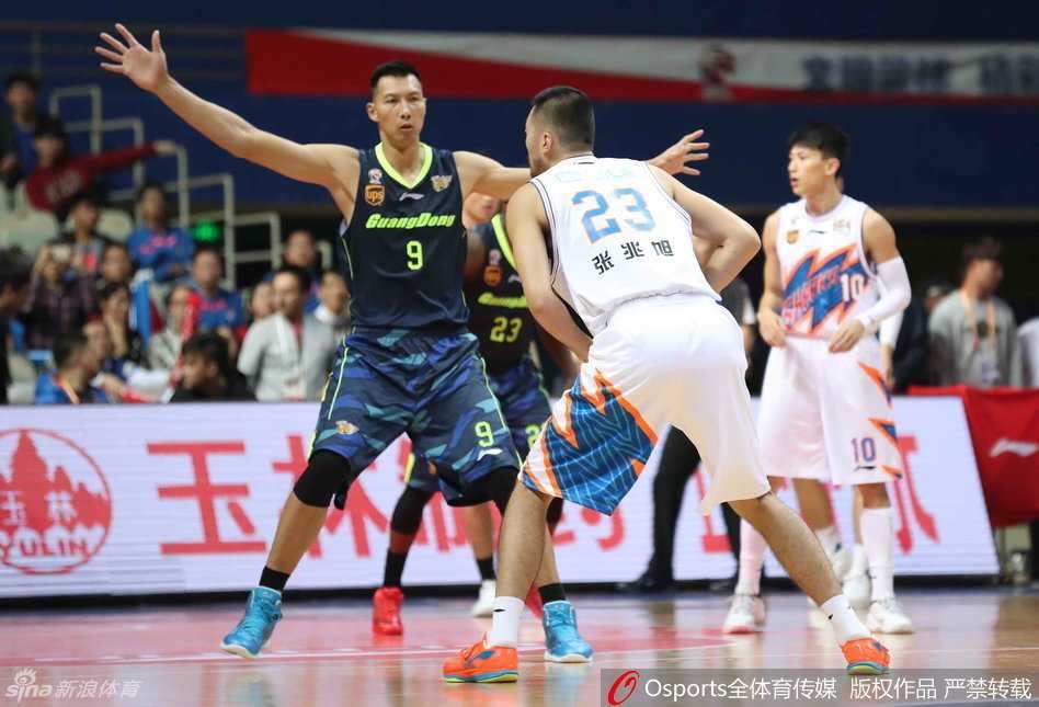 布泽尔利用经验运球摆脱贴身防守，正准备跳起传球，眼神中透露着老将的沉着。