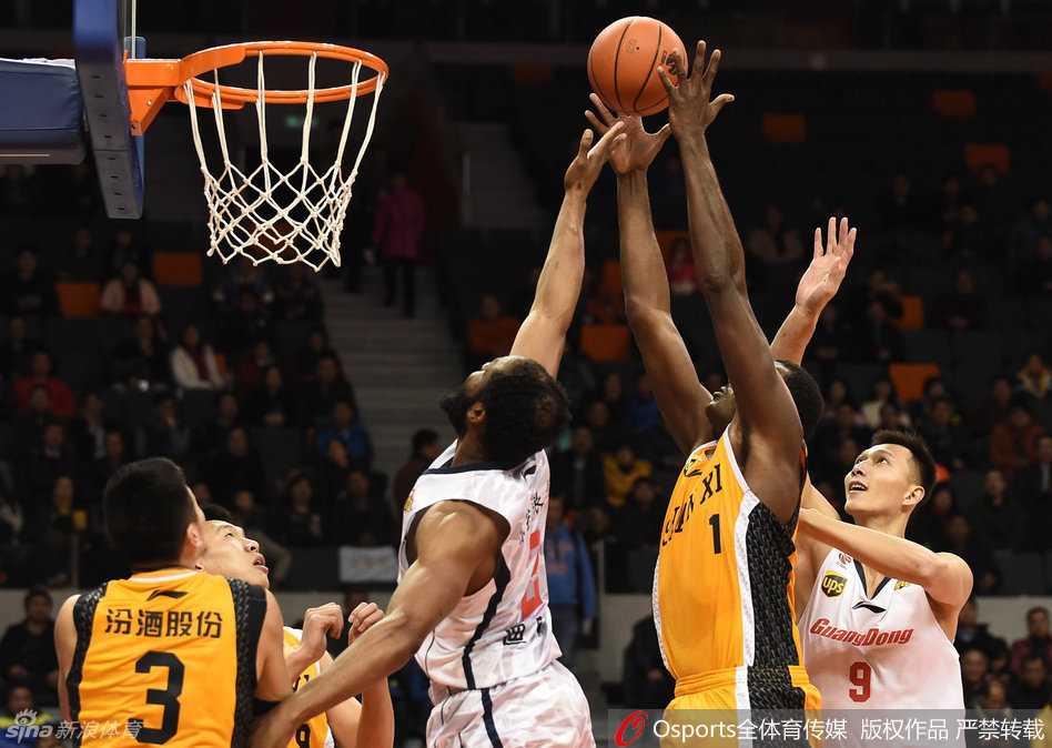 周鹏与富兰克林怒目而视，火星四溅，队友们一拥而上拉开二人，现场气氛紧张到了极点