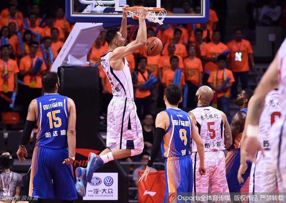 易建联持球突破，迎着哈达迪的补防，奋力跃起完成一记势大力沉的单手战斧暴扣，气势如虹。