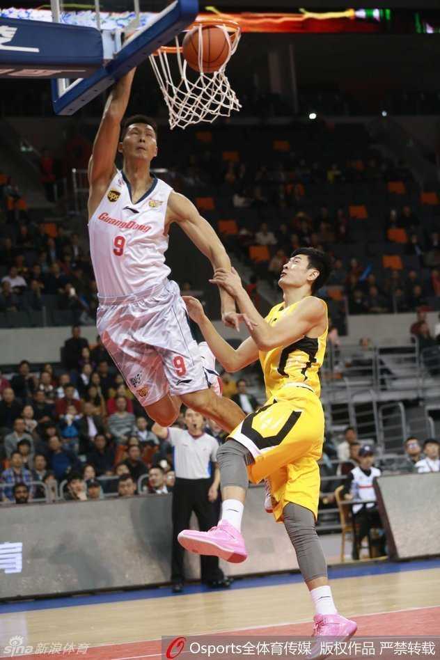 粤战记忆:华仔的闪电,阿联的苍穹,与宏远的黄金时代 易建联如大鹏展翅般高高跃起,单手将球劈入篮筐,身后的防守球员束手无策,整个球馆都臣服于他的霸气之下。