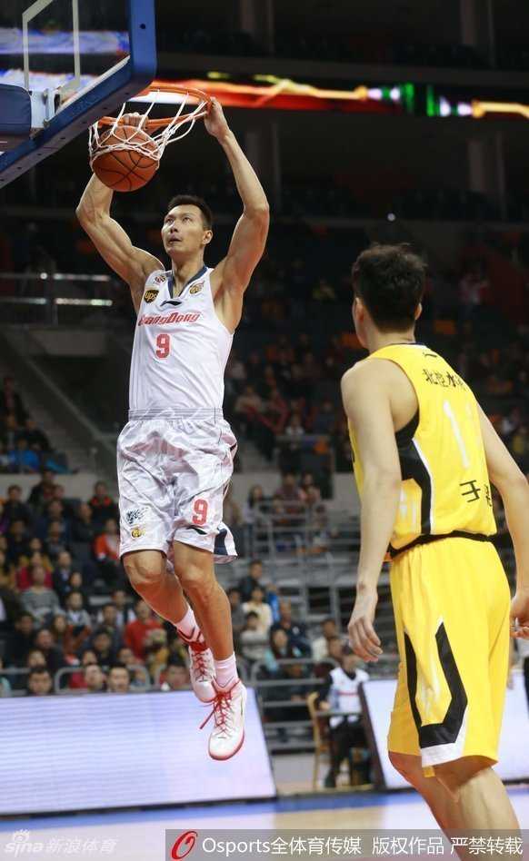 粤战记忆:华仔的闪电,阿联的苍穹,与宏远的黄金时代 拜纳姆与易建联完成精妙挡拆后,拜纳姆兴奋地抬起手臂表示庆祝,易建联则神情专注,两人默契尽显,仿佛在说‘就这样打’。