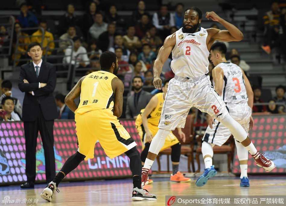 粤战记忆:华仔的闪电,阿联的苍穹,与宏远的黄金时代 两名外援在篮下肌肉碰撞,眼神中迸发出对胜利的渴望,这是一场属于最强王者的对话,火星四溅。