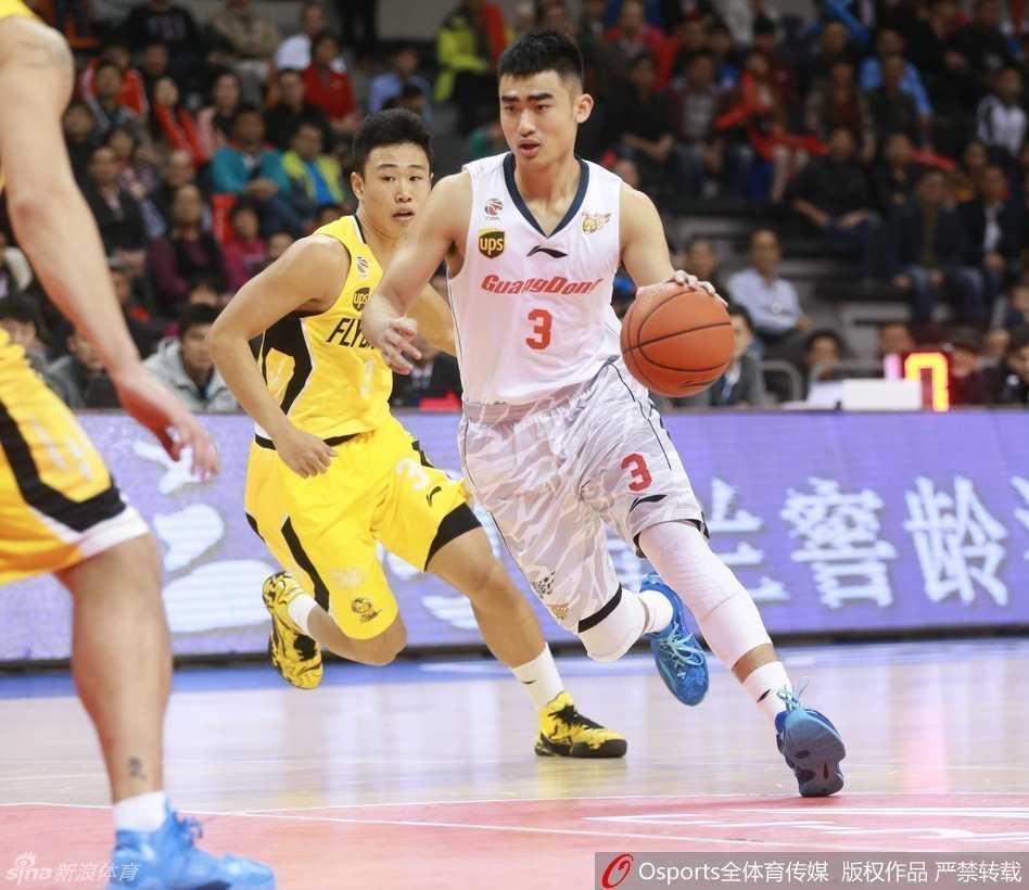 粤战记忆:华仔的闪电,阿联的苍穹,与宏远的黄金时代 高尚持球强行突破,年轻的面庞写满坚毅,他像一把尖刀狠狠插入对手的心脏地带,展现出新生代的力量。