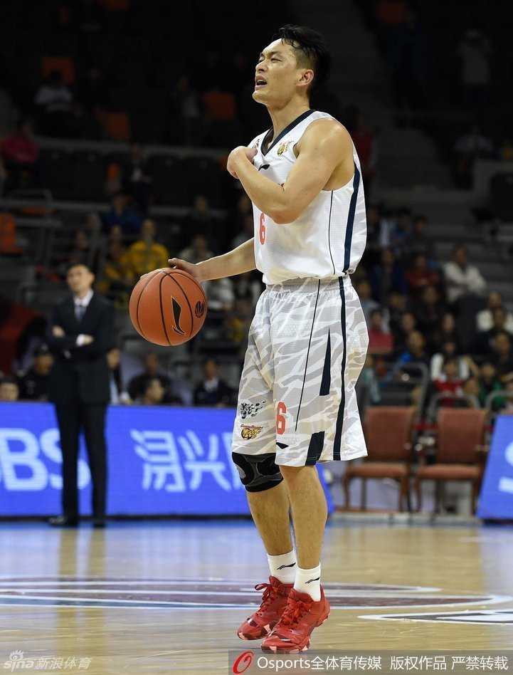 粤战记忆:华仔的闪电,阿联的苍穹,与宏远的黄金时代 陈江华在场上做出清晰的指挥手势,眼神坚定而从容,队友们迅速跑位,这一刻他不仅是球员,更是球场的将军。