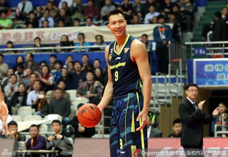 粤沪大战风云录:那些年我们一起追的宏远与上海滩 易建联在对手严密包夹下,嘴角露出一丝无奈的微笑,眼神中却依然透露着对胜利的渴望。