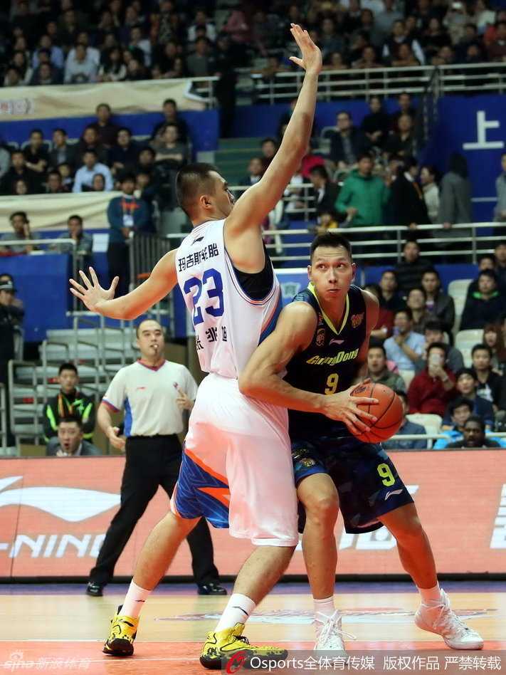 粤沪大战风云录:那些年我们一起追的宏远与上海滩 拜纳姆如闪电般持球突破,他压低重心,眼神坚毅,准备在禁区腹地掀起风浪。