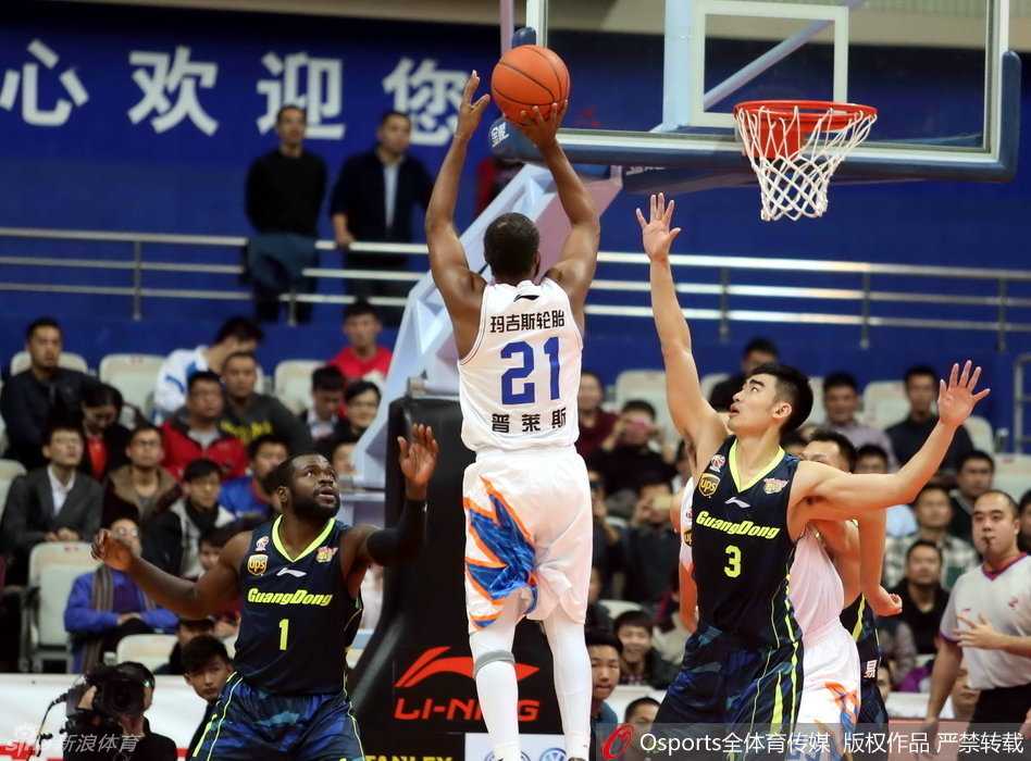 粤沪大战风云录:那些年我们一起追的宏远与上海滩 场边的姚明身着正装,神情严肃,十指交叉托着下巴,以球队老板的身份关注着赛场上的每一个细节。