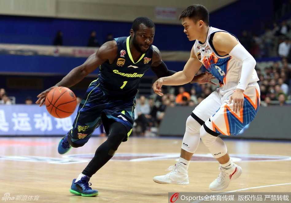 粤沪大战风云录:那些年我们一起追的宏远与上海滩 朱芳雨张开双臂,眼神专注,在对手传球的瞬间飞身跃起,完成了一次精彩的抢断。