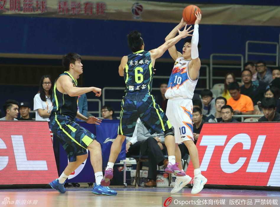 粤沪大战风云录:那些年我们一起追的宏远与上海滩 高尚持球突破,面对防守悍将的封盖,在空中调整姿势,试图完成一次关键的上篮。