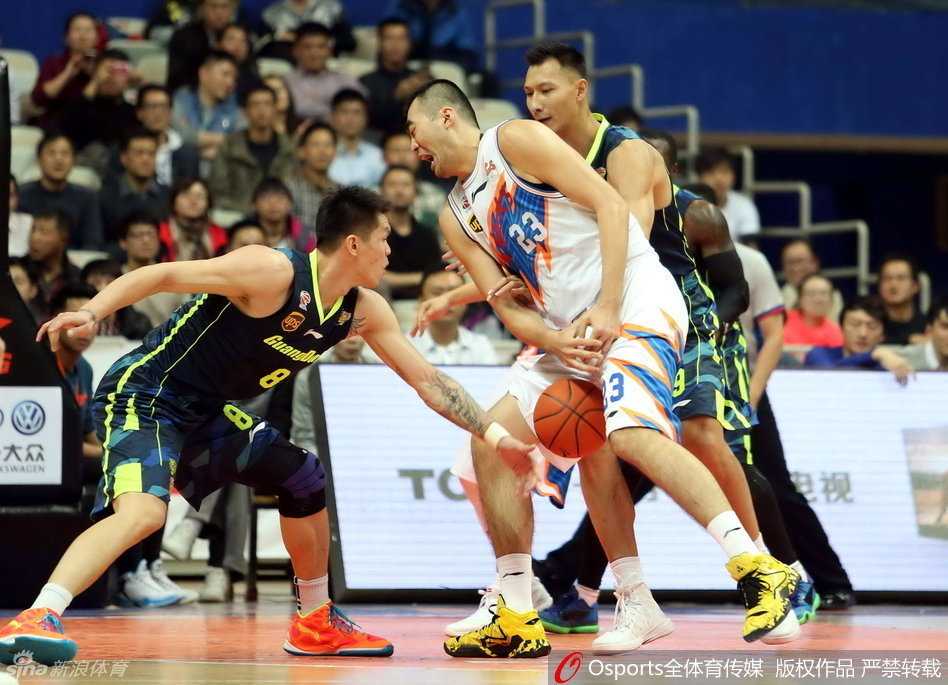 粤沪大战风云录:那些年我们一起追的宏远与上海滩 迪奥古在对方禁区内一跃而起,单手将球砸进篮筐,力量感十足,展现了内线猛兽的统治力。